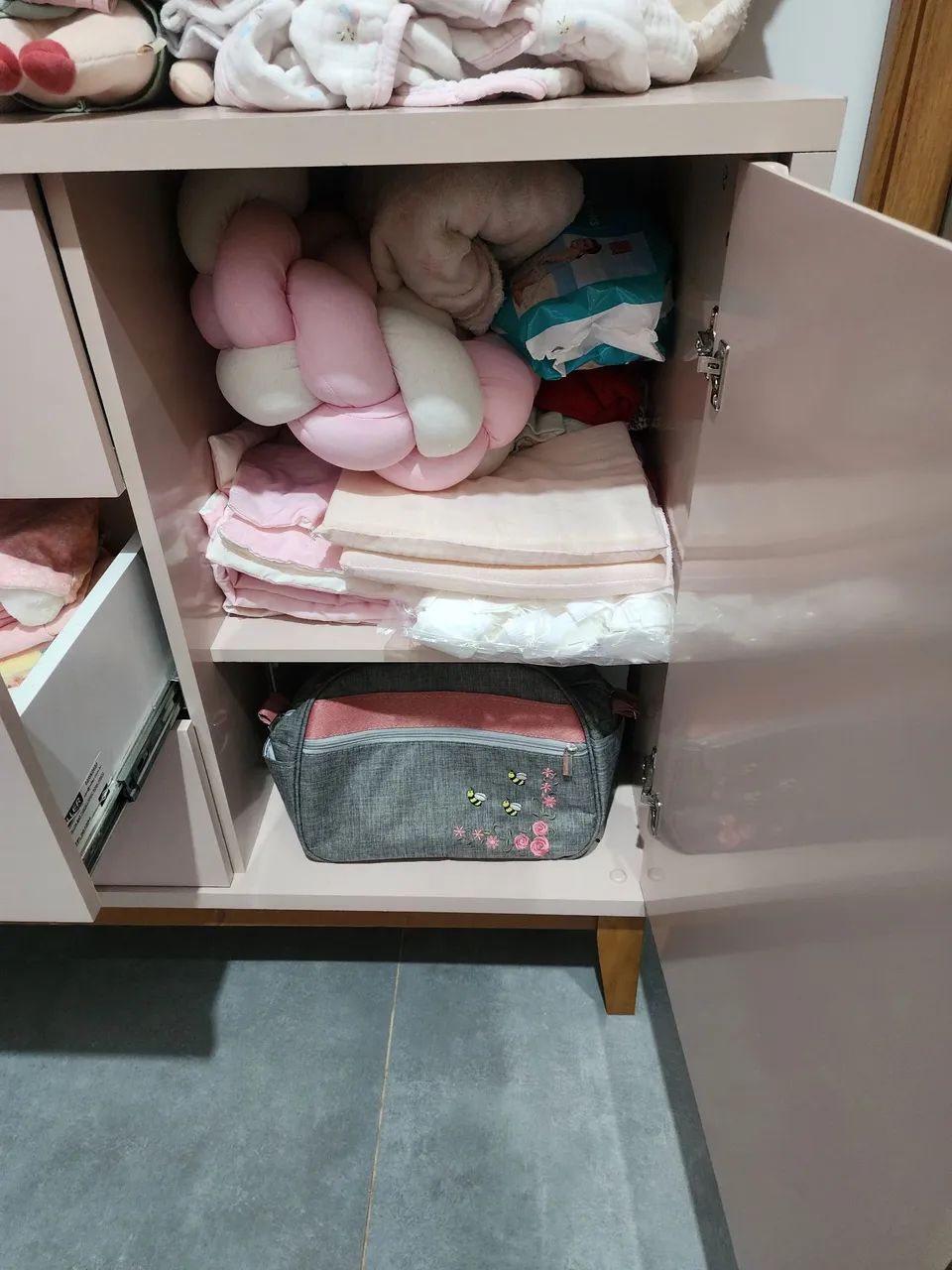 Berço e cômoda rosa 100 %  MDF