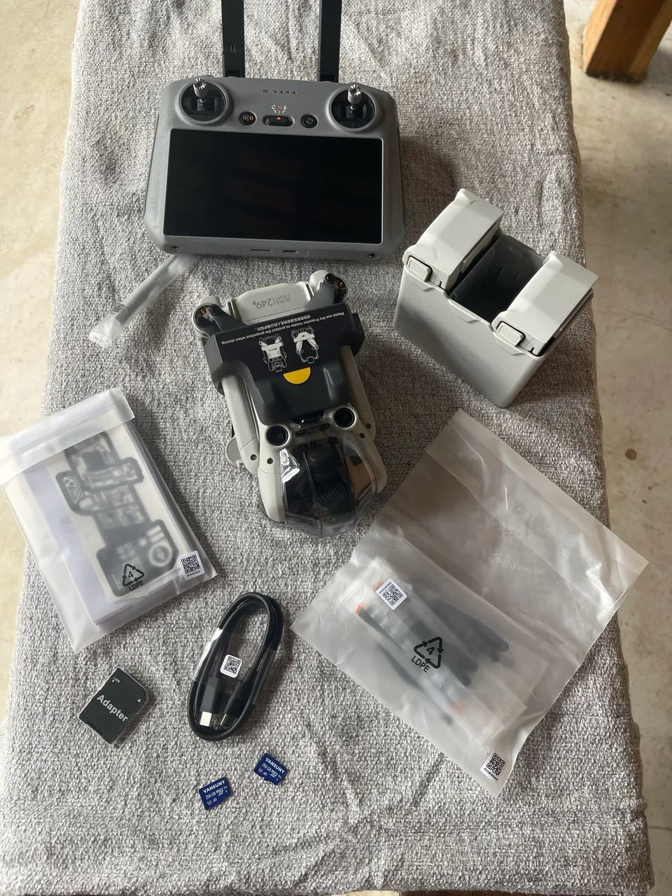 DJI Mini 4 Pro Fly More Combo RC 2 + 3 Baterias - Foto 3