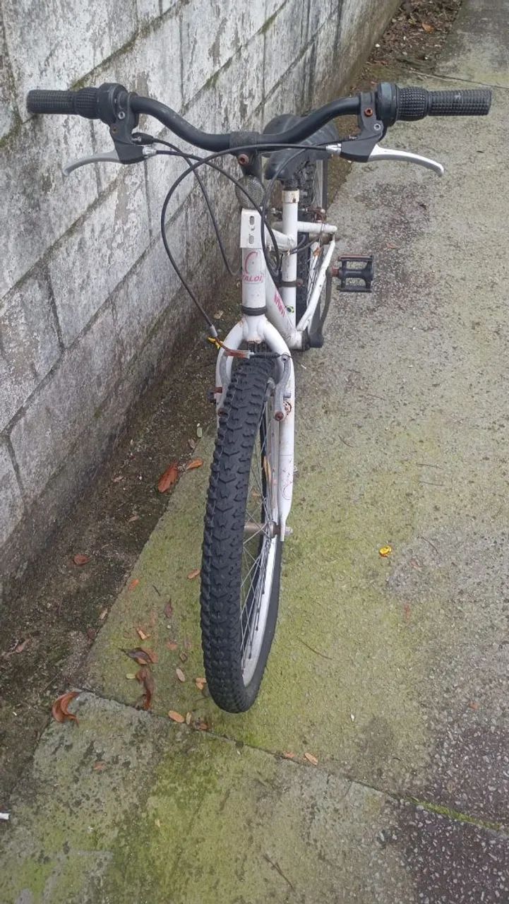Vendo bicicleta Caloi aro 26, na cor branca, usada. - Foto 2