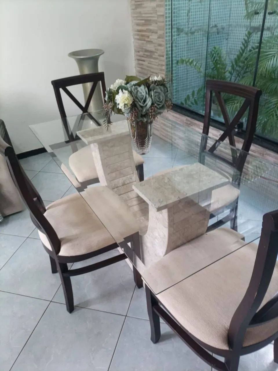 Mesa tampa de vidro base de mármore 