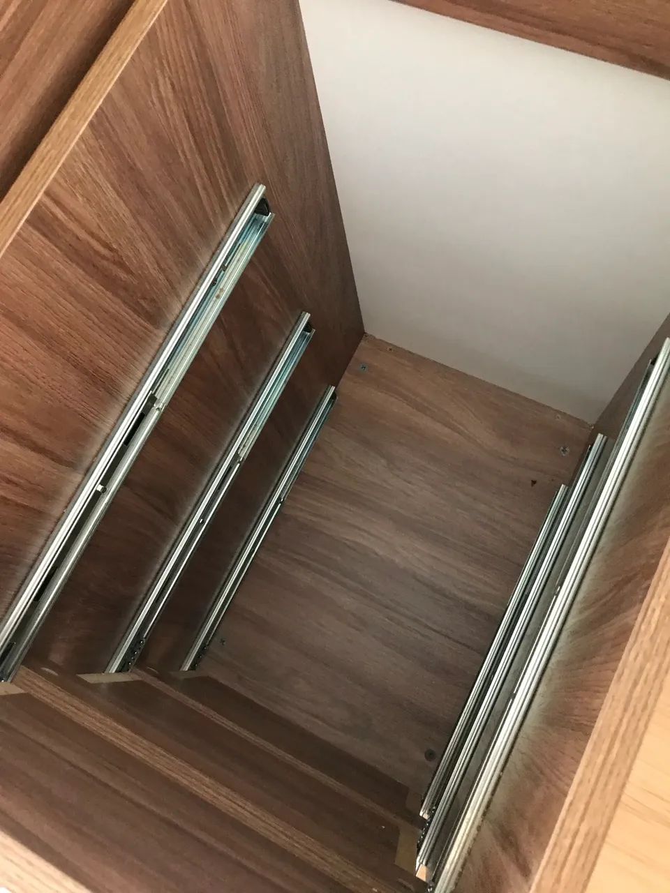 Mesa de Escritório Planejada Amadeirado com 3 Gavetas ? Sob Medida - Foto 6