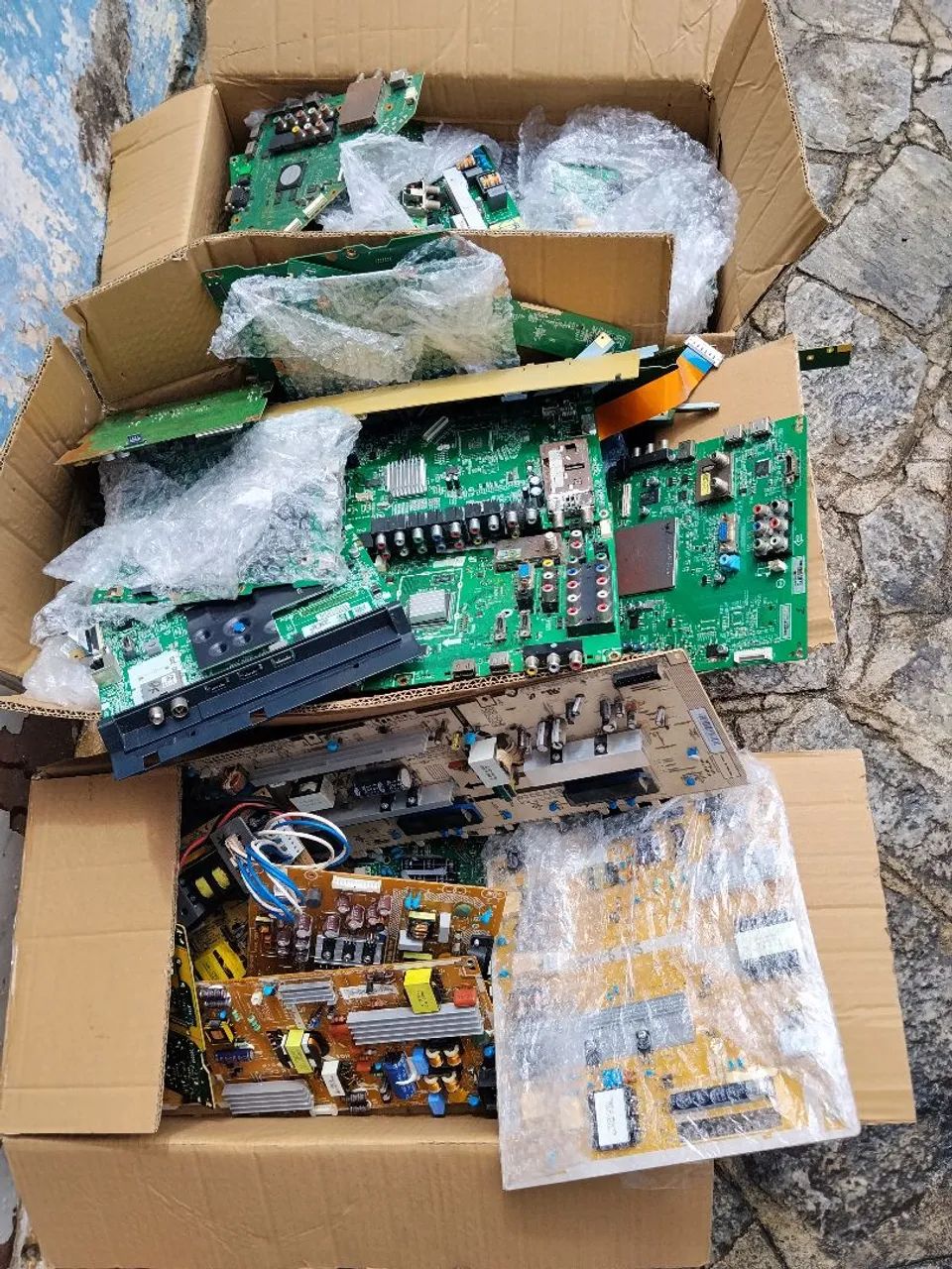 Lote com diversas placas de tv com e fontes no estado.