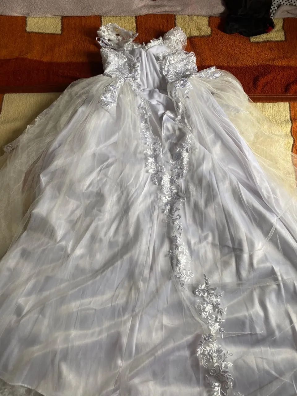Vestido de Noiva com Renda, Bordado e Cauda - Lindo! - Foto 4