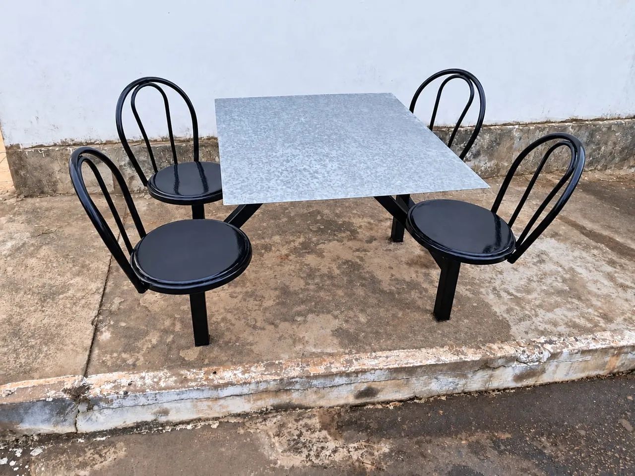 Conjunto de mesa com cadeiras conjugadas 
