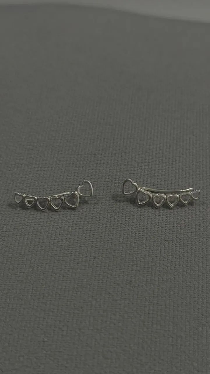 Ear cuff prata com corações  - Foto 2