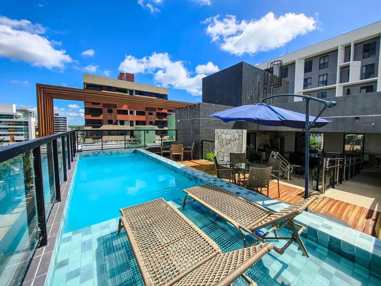 Alugo excelente Flat mobiliado em Intermares a 150m do mar, 01 quarto, R$ 2.200,00.