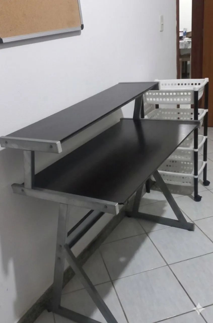 Vende-se mesa para escritório em ferro com vidro temperado. Está intacta.