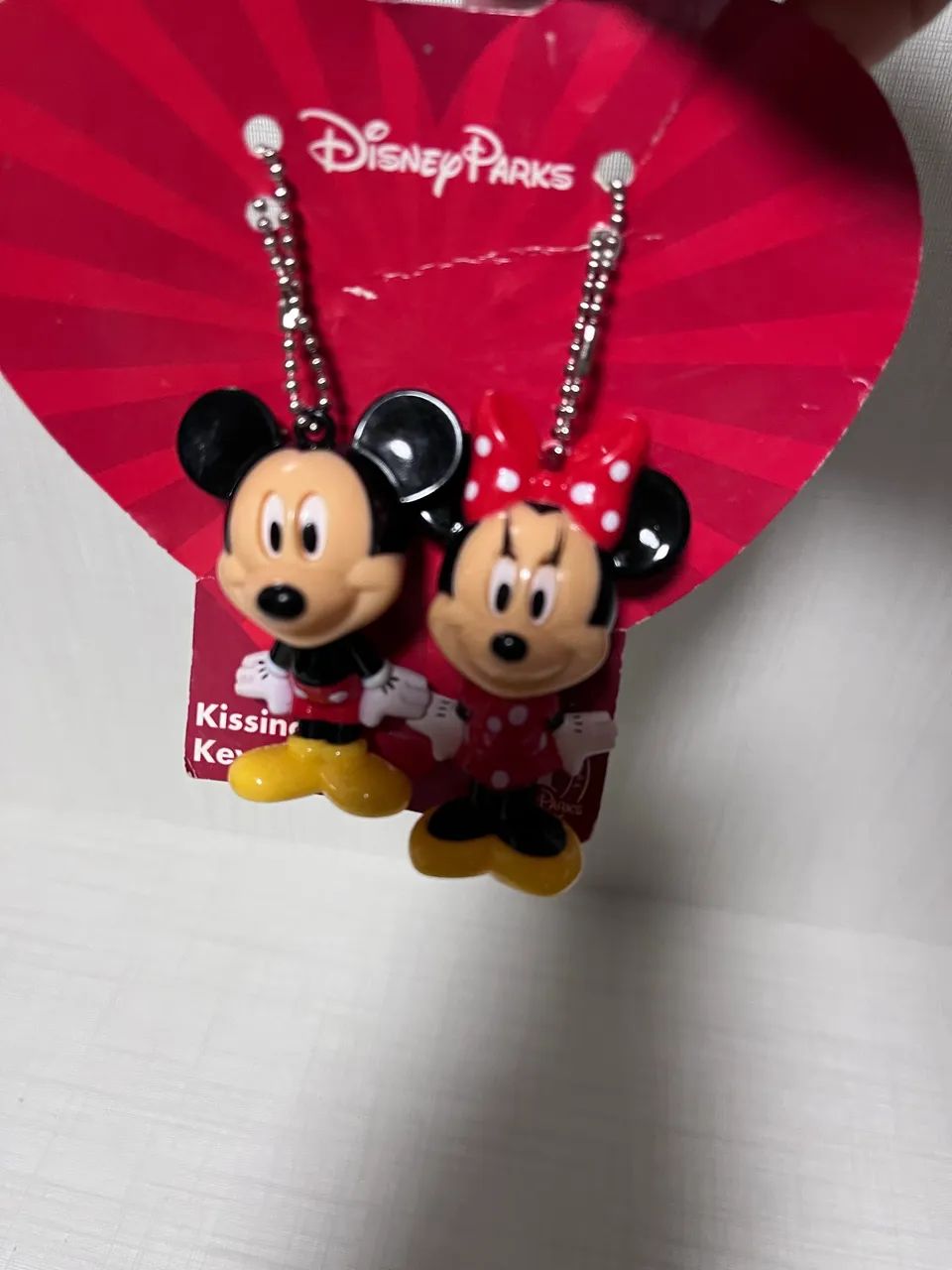 chaveiro estilo pingente com corrente disney parks mickey e minnie - Foto 3