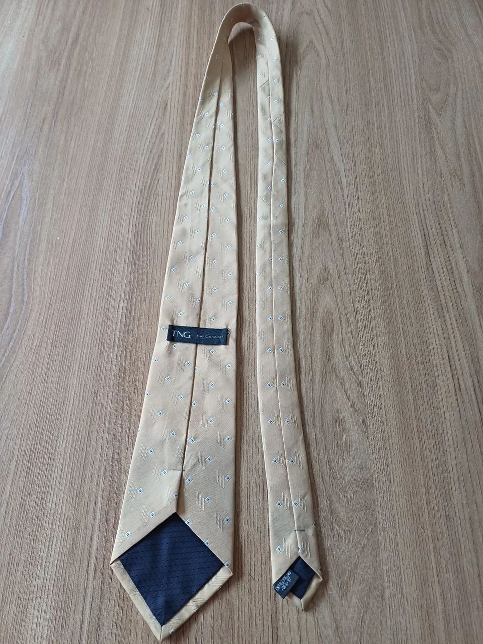 Gravata TNG dourada, com pontinhos branco e azul. - Foto 3