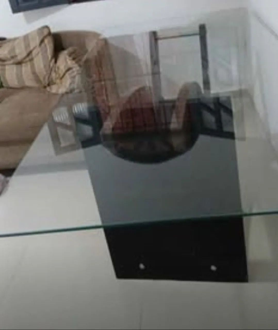 Mesa de vidro sem as cadeiras 