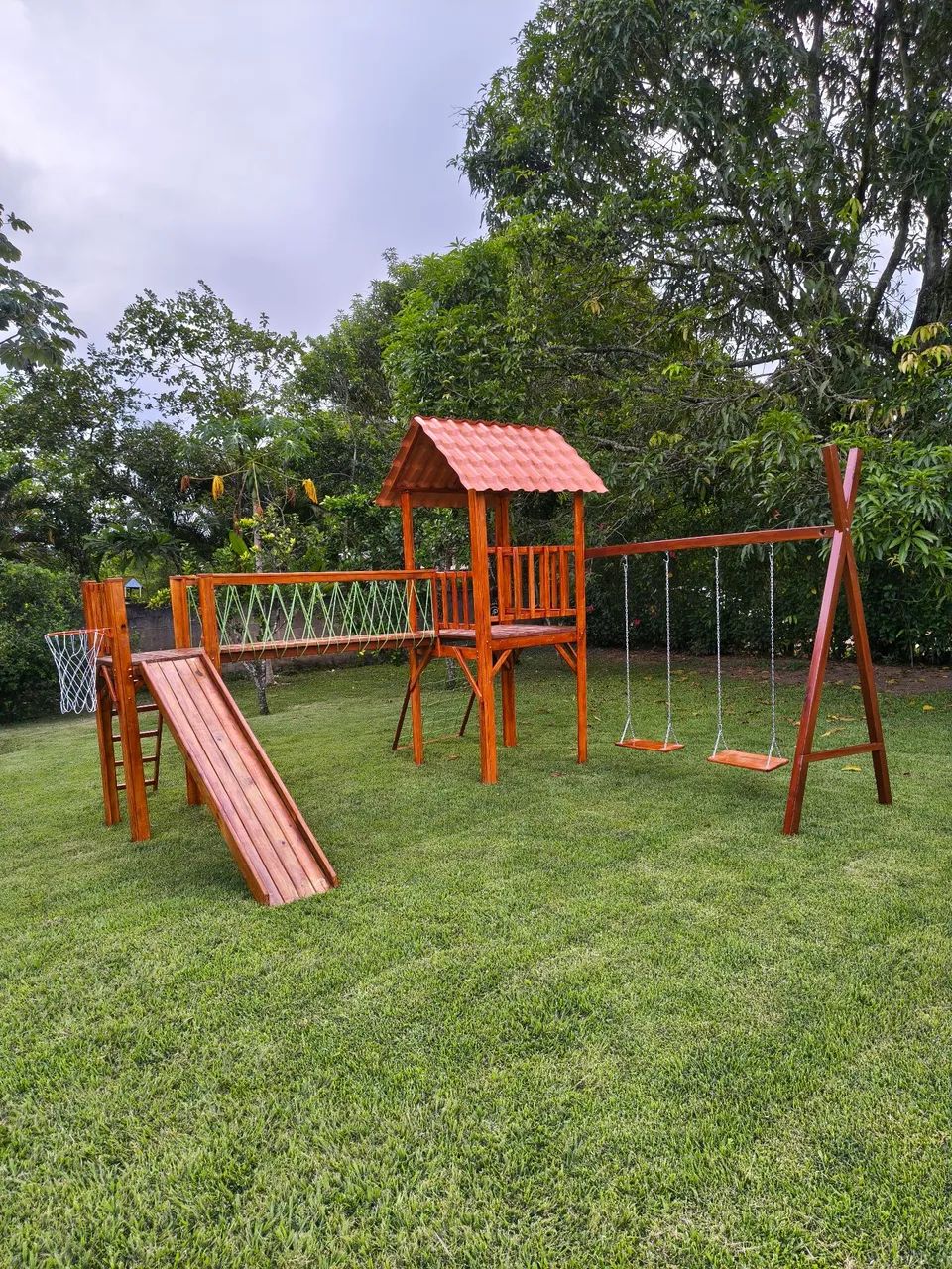 Playground do Tarzan com cesta de basquete 