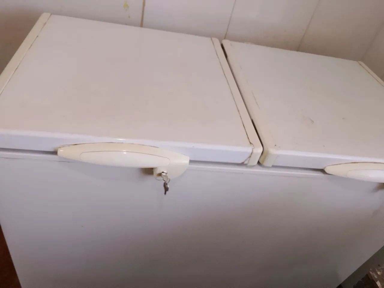 Vende-se freezer semi novo, funcionando perfeitamente.