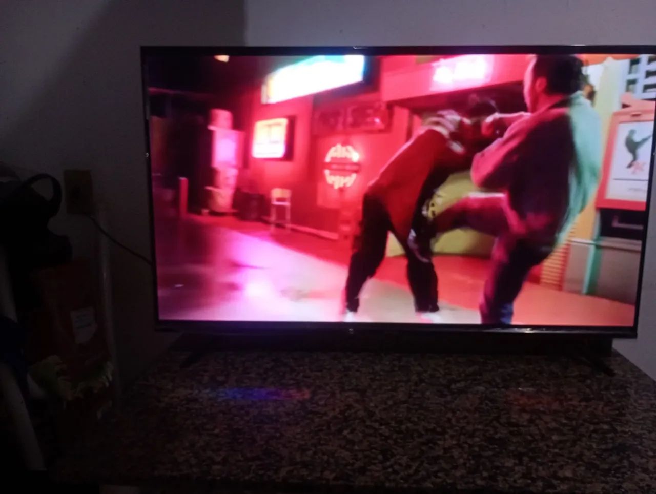 Vendo uma smart tv 50 polegadas Aiwa, Google tv em ótima condições com controle  - Foto 5