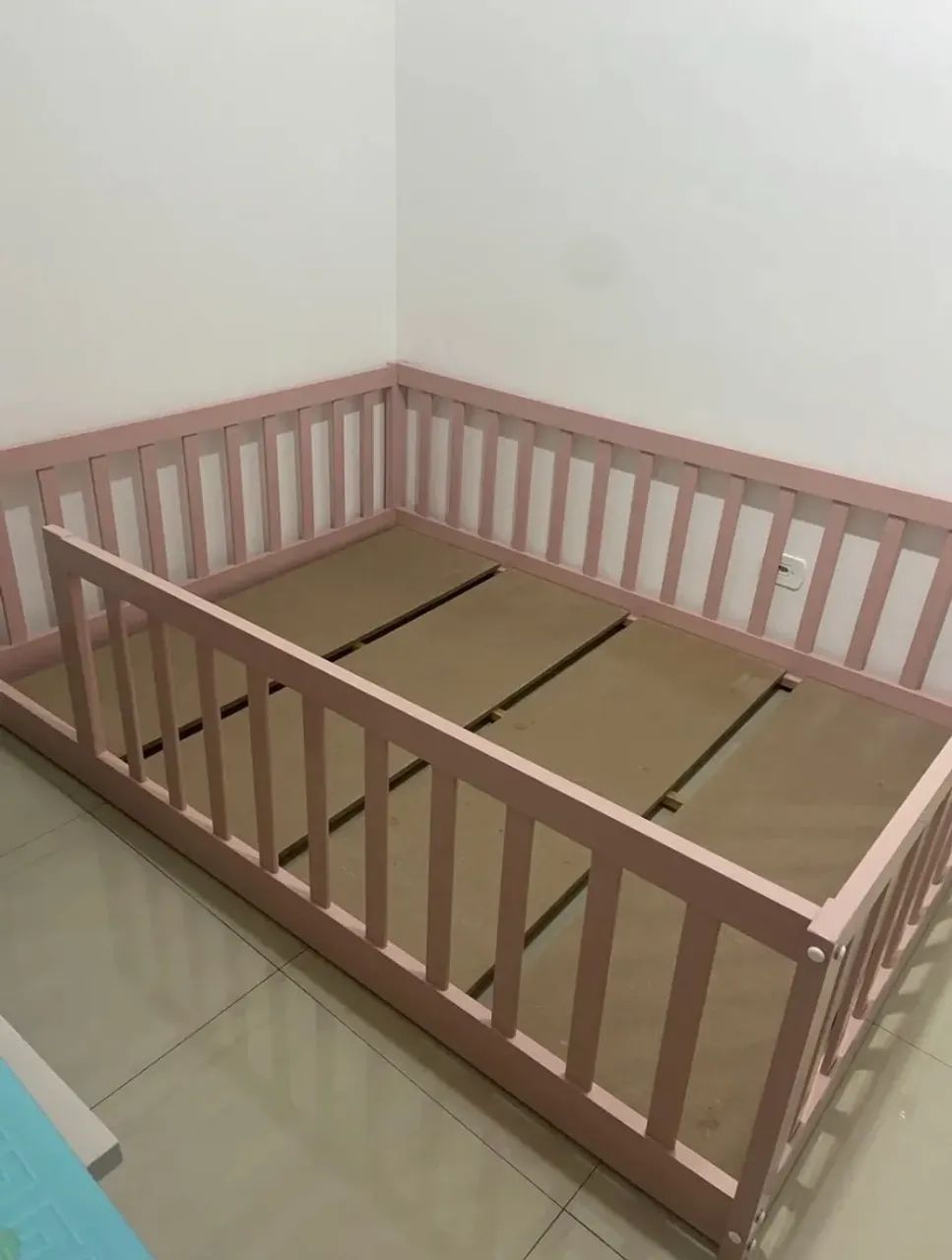 Cama montessoriana infantil 