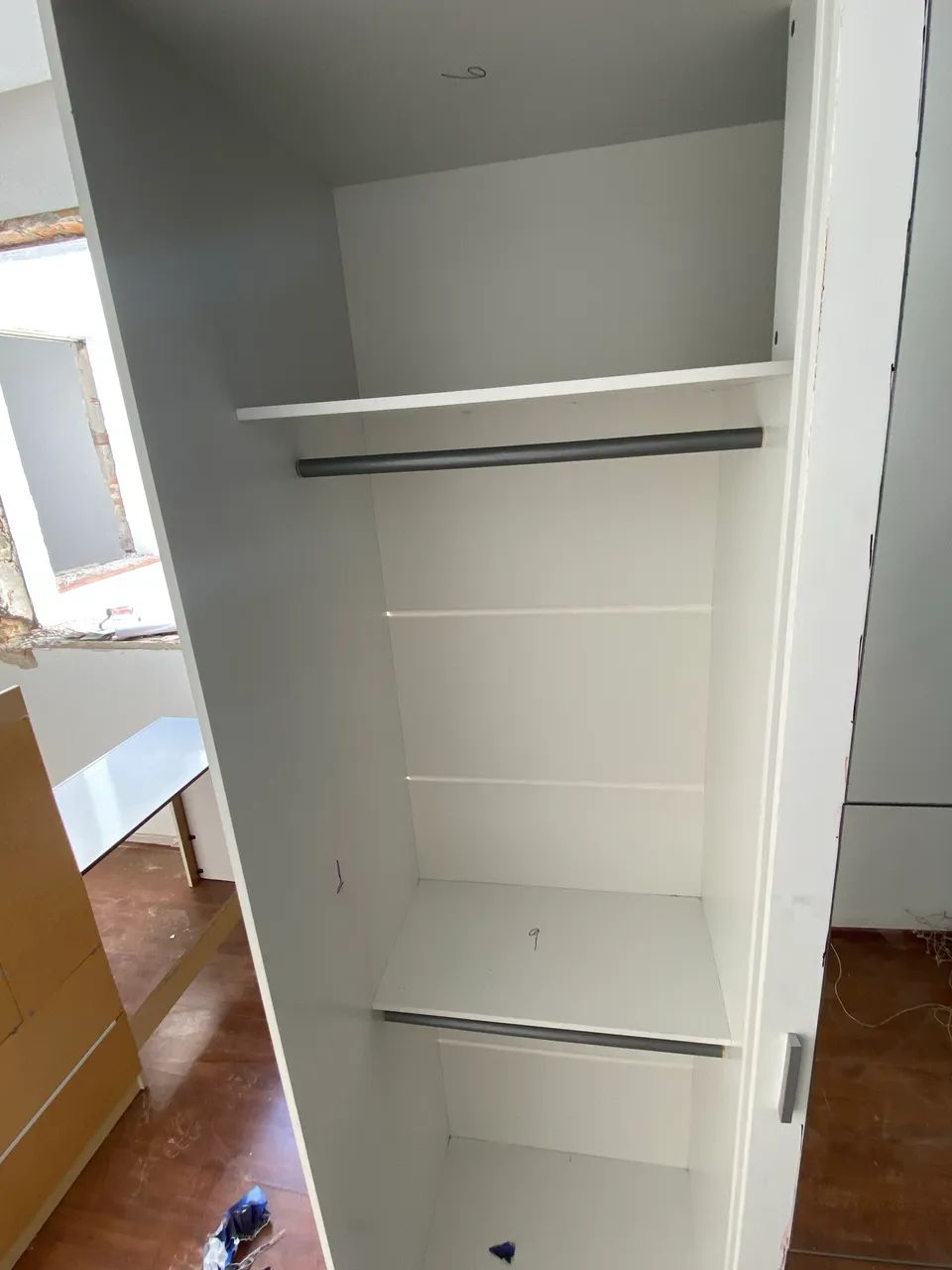 Quarda roupa solteiro com espelho e escrivaninha  - Foto 4