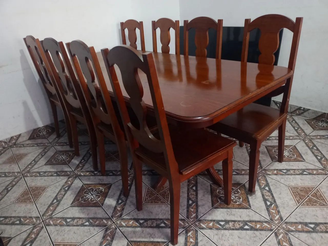 Mesa com 8 cadeiras de madeira maciça. - Foto 3