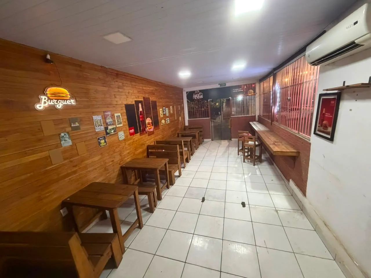 Vendo jogo de 9 mesas de madeira maciça pra comércio