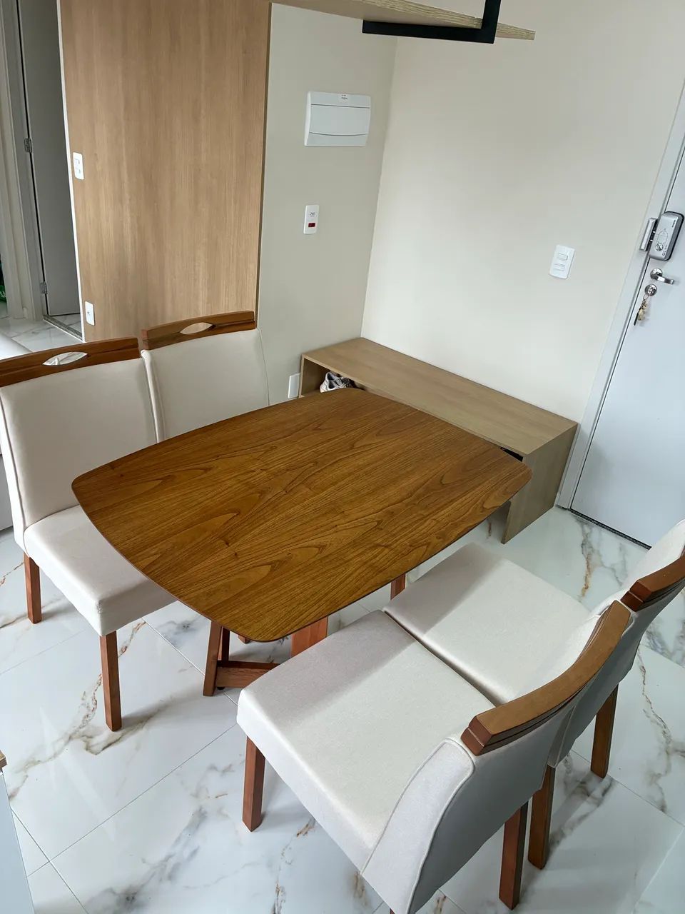 Mesa com quatro cadeiras 
