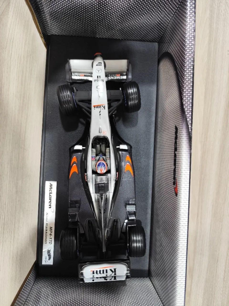 Miniatura McLaren F1 MP4-17D Kimi Raikkonen 1/18 Hot Wheels