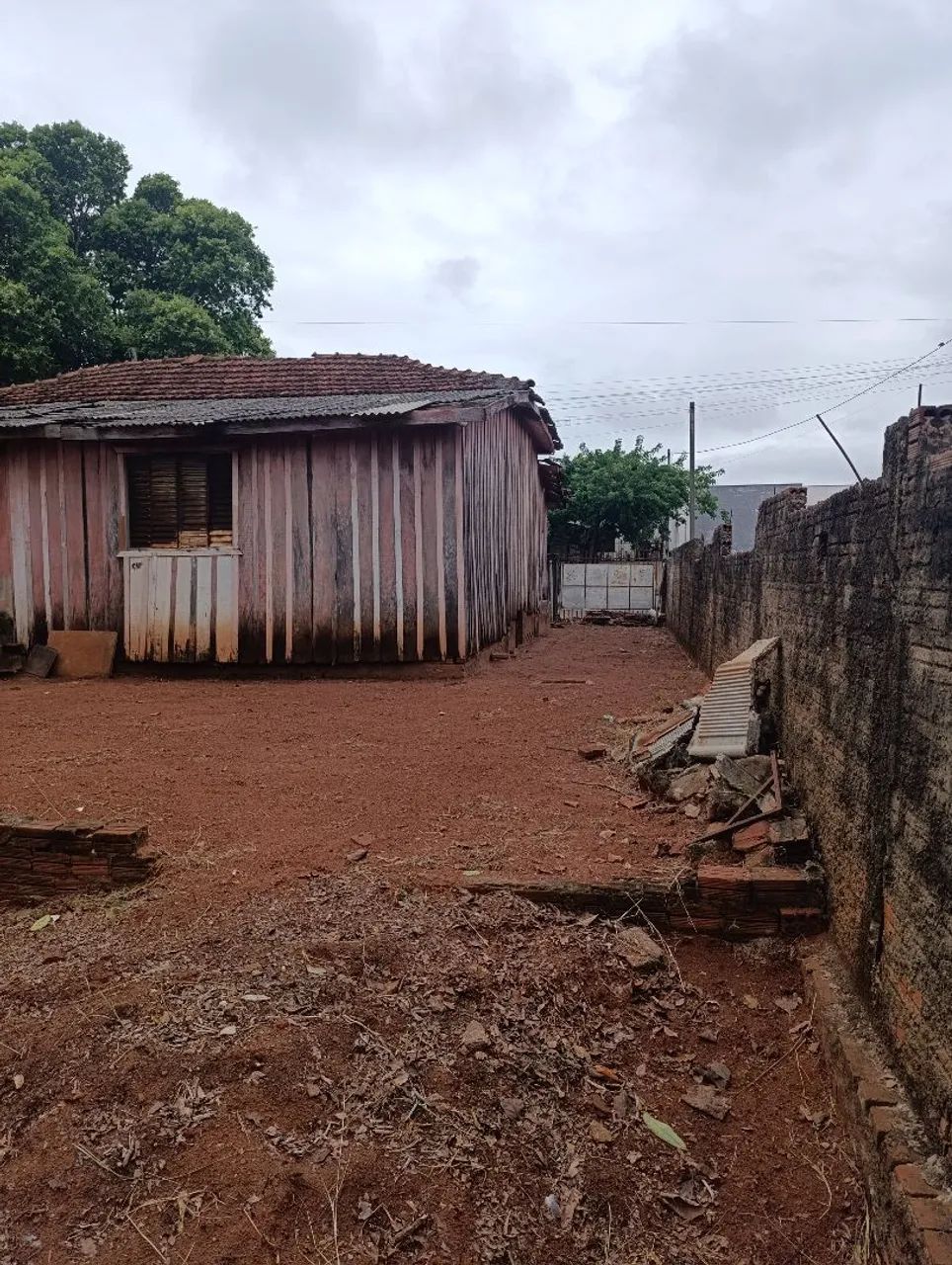 Vendo terreno com casa de madeira - Foto 4
