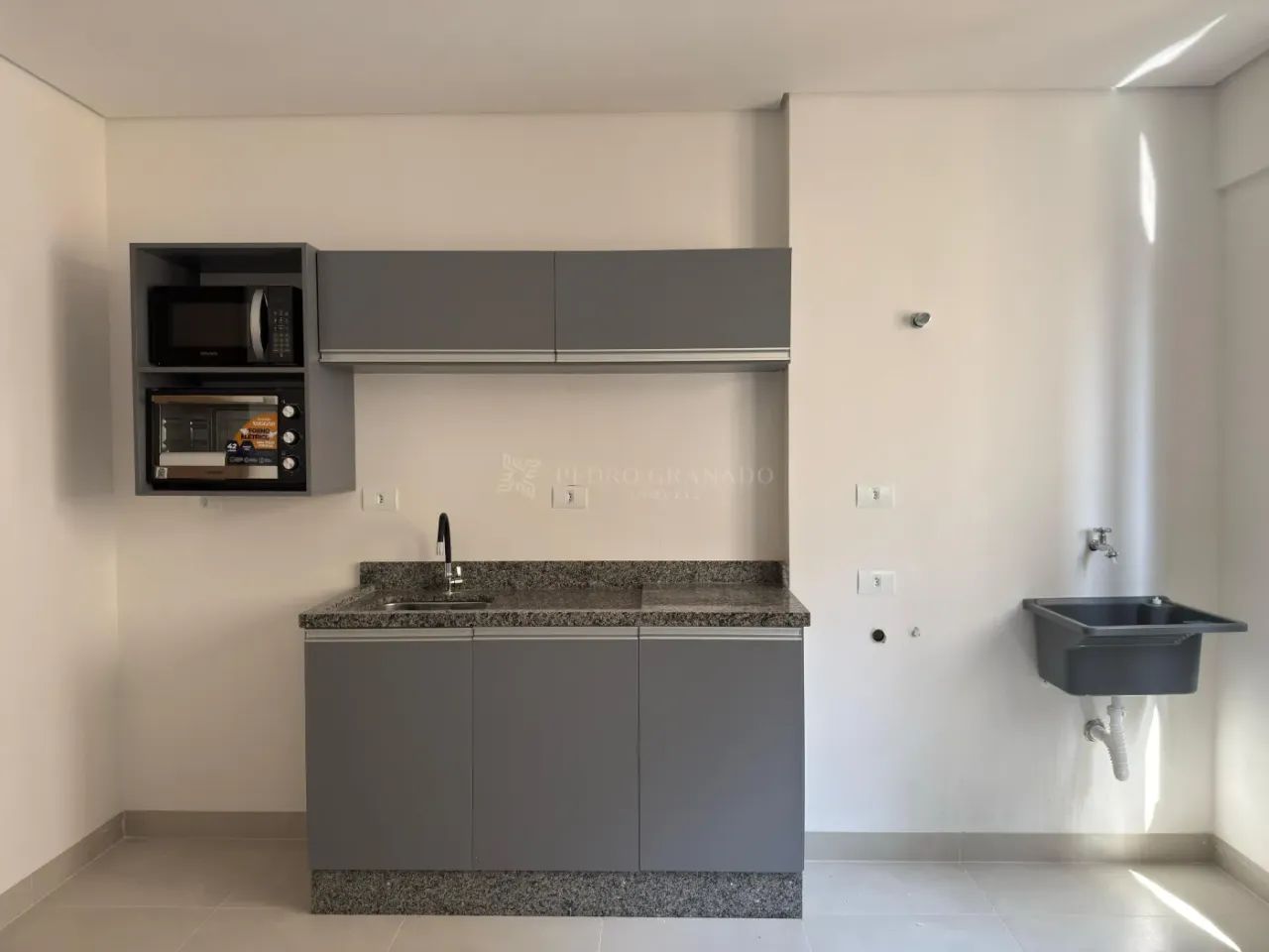 Kitnet Semimobiliada na Zona 07 - Próximo à UEM
