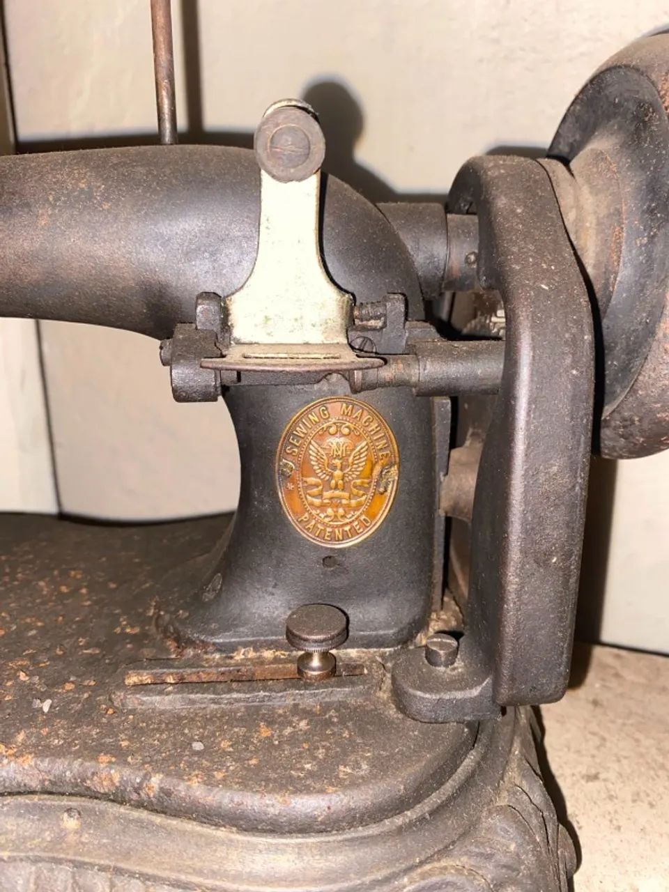 Máquina de costura de manivela em ferro fundido - Foto 3