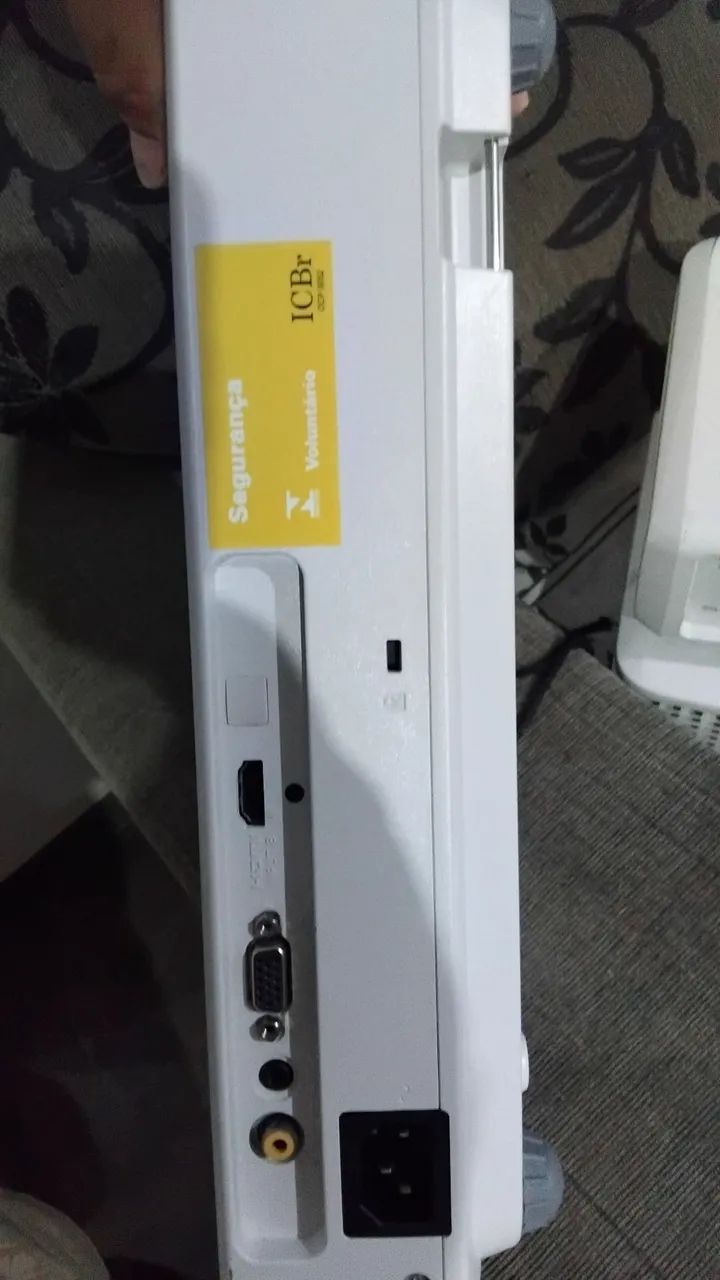 Vendo 3 projetor 1 Sony e 2 mitsubishi 
