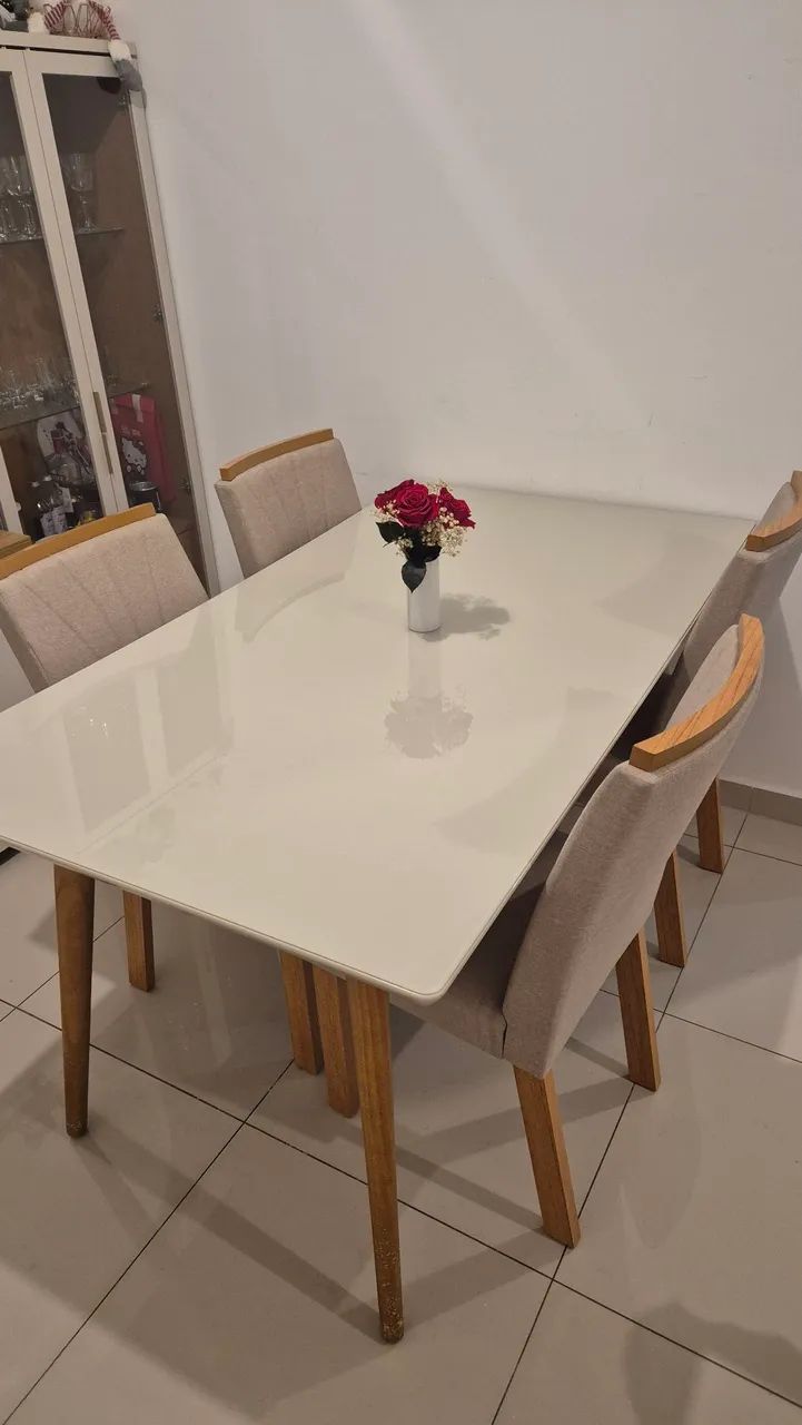 Mesa retangular com tampo em vidro e pés em madeira maciça 160cm com 4 cadeiras 