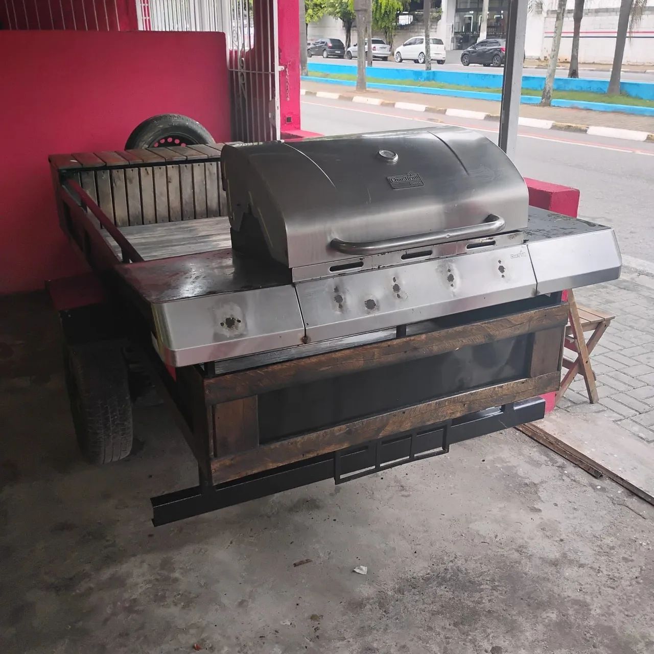 Vendo 1 carretinha seminova e equipamentos para trabalhar com frango e carnes assadas.  - Foto 4
