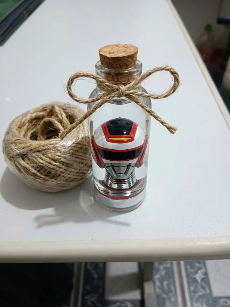 Imagem do capacete do Jaspion na garrafa 