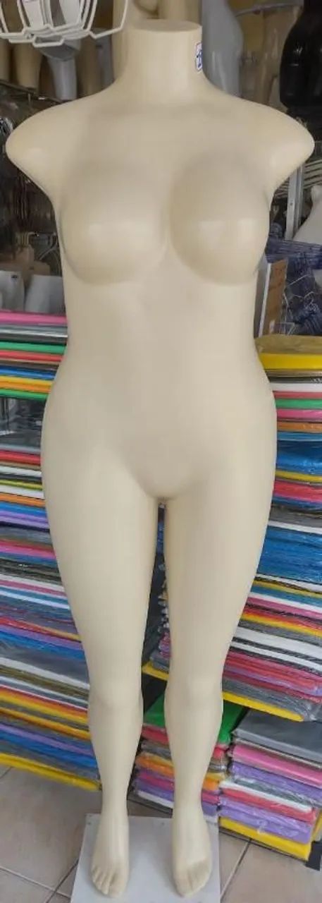 Manequins e  acessórios para loja de roupa