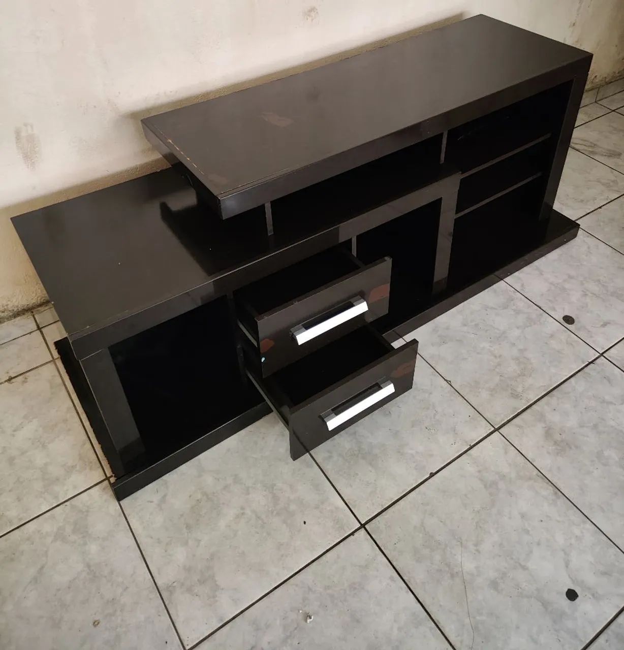Rack para TV marrom escuro com gavetas e nichos - ótimo estado - Foto 5