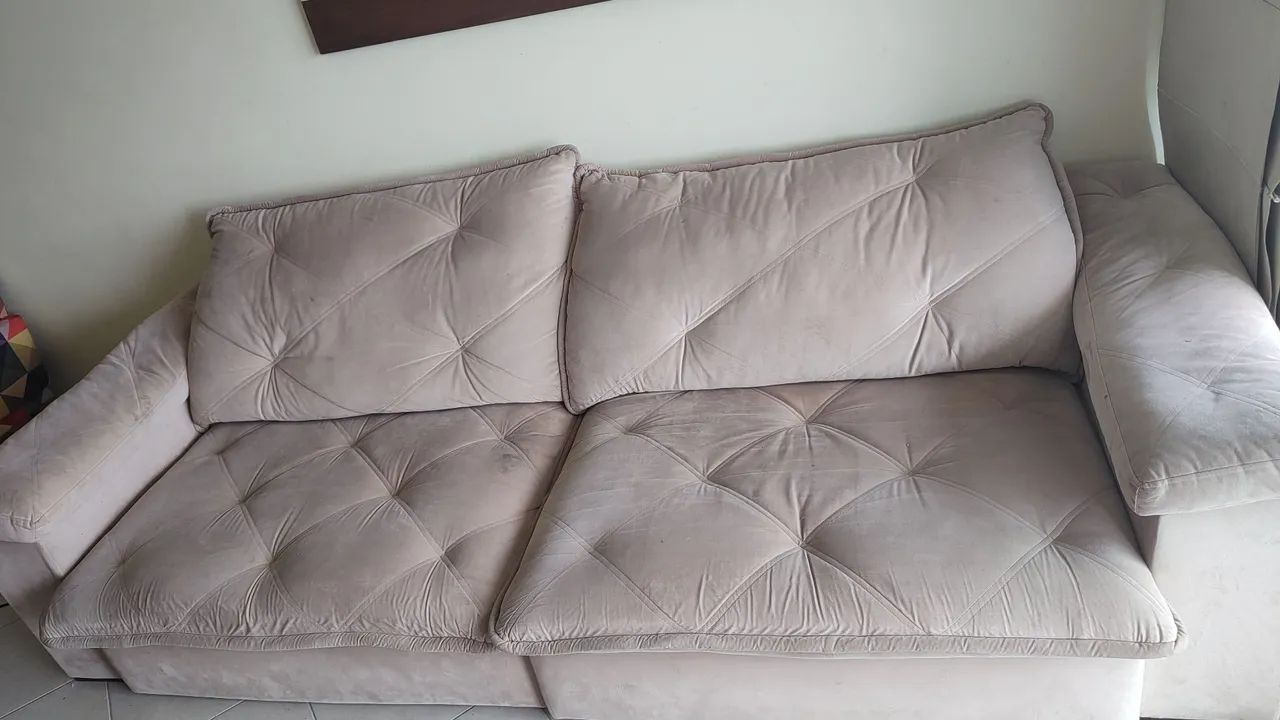 Sofá retrátil bege em tecido Suede (2,80)