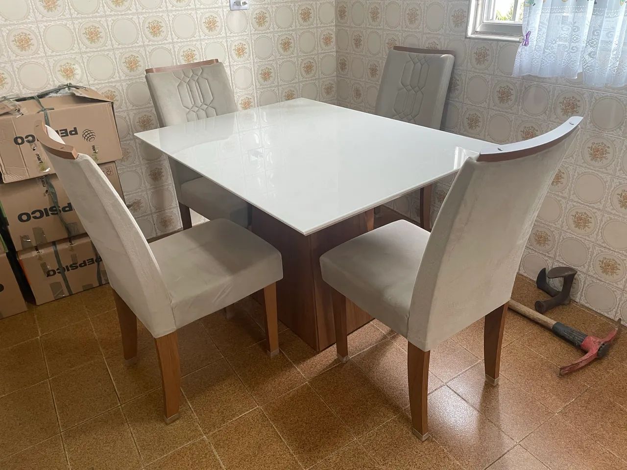 Mesa tampo de madeira e vidro 4 lugares