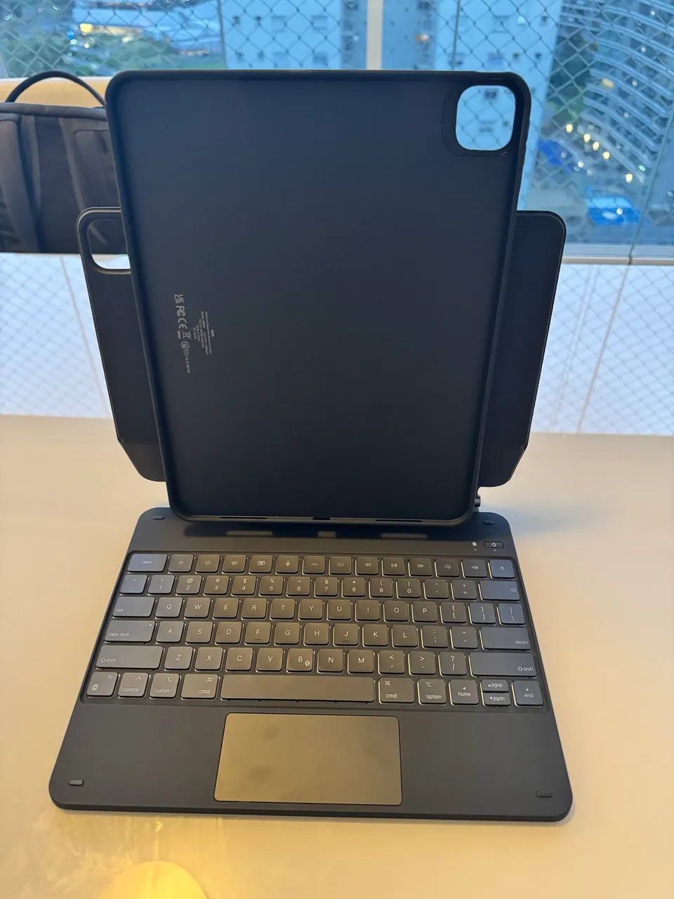 ESR Capa com Teclado para iPad Pro 13, Suporte Magnético, Modos Retrato/Elevado