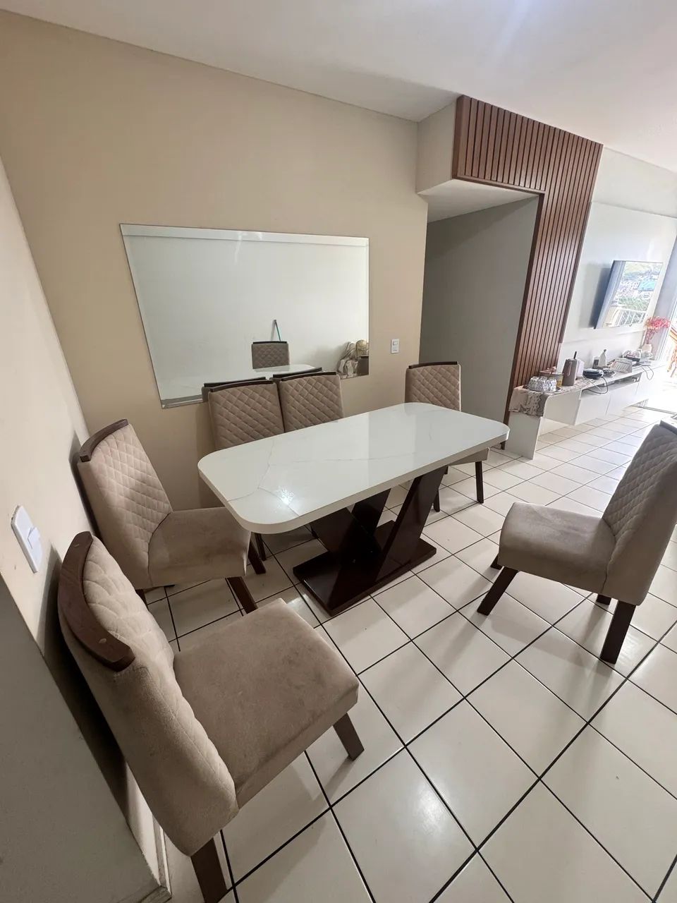 Mesa com seis cadeiras