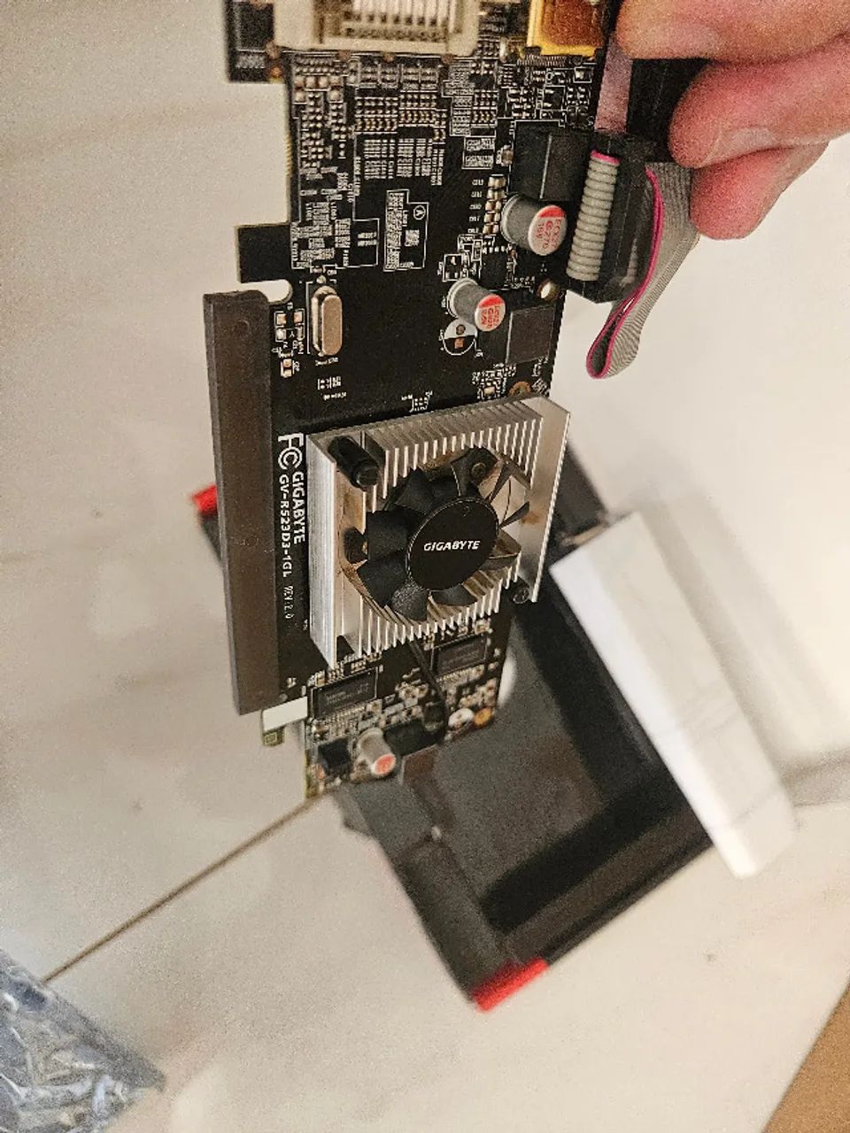Placa Video R5 230 Gigabyte 1MB - Foto 4