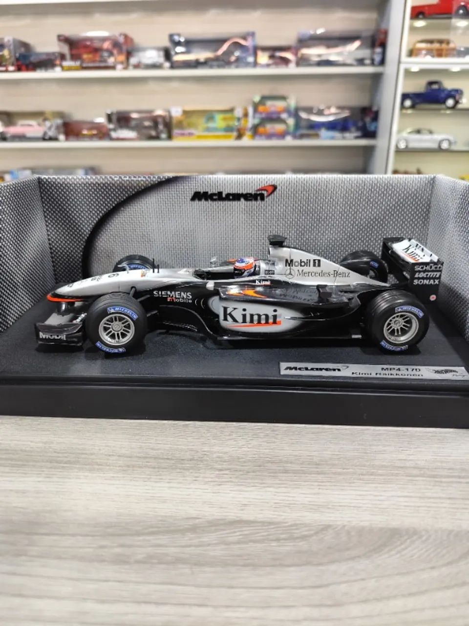 Miniatura McLaren F1 MP4-17D Kimi Raikkonen 1/18 Hot Wheels