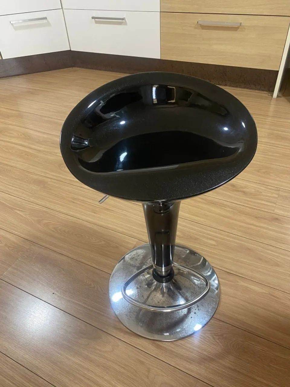 BANQUETA PRETA COM BASE CROMADA - Foto 2