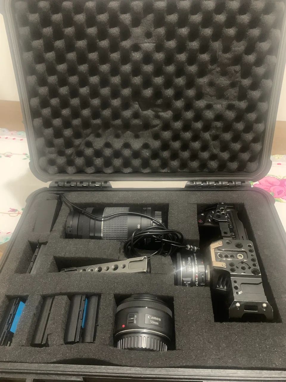 CÂMERA BLACKMAGIC 4 K COM MALETA E LENTES  - Foto 3