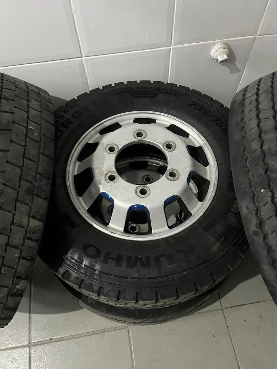 Jogo com 4 Rodas de Alumínio para Caminhão 3/4 + Pneu Kumho 235/75 R17.5