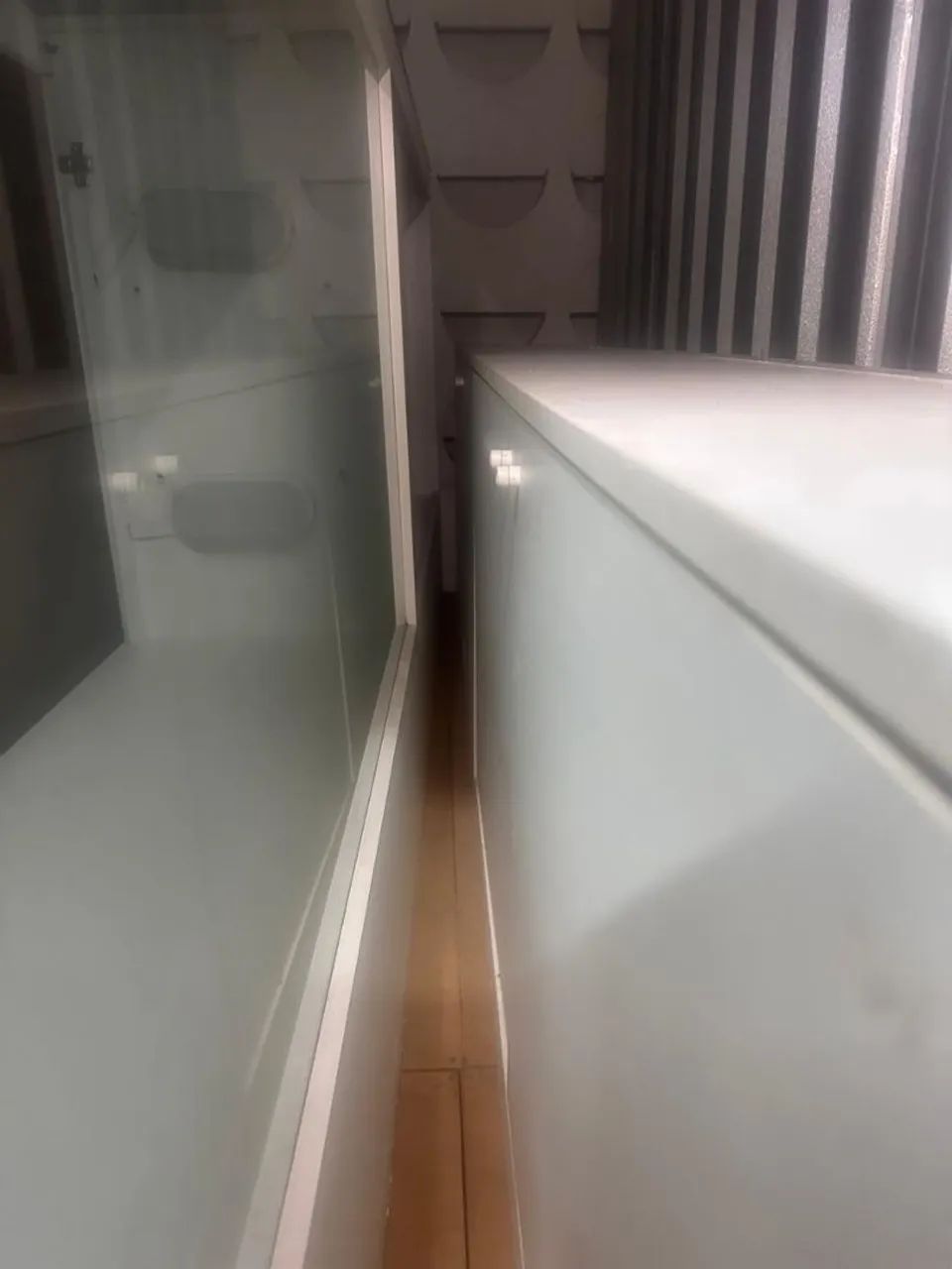 Balcão tipo estoque com 4 portas em MDF - Foto 2