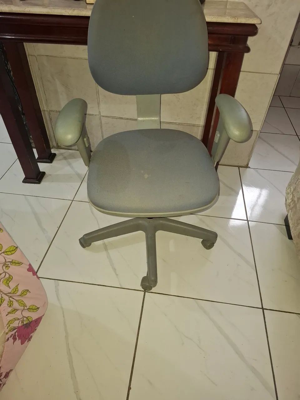 Vendo esta cadera  de escritório barato?
