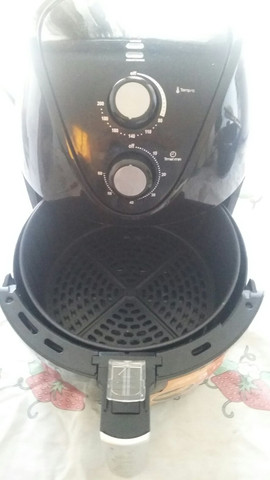 Fritadeira Air Fryer elétrica que frita sem óleo - Foto 2