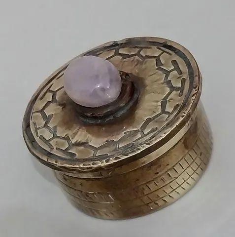 Caixinha em Latão, Porta Anel ou Pílulas,  com estampa e quartzo rosa. - Foto 2