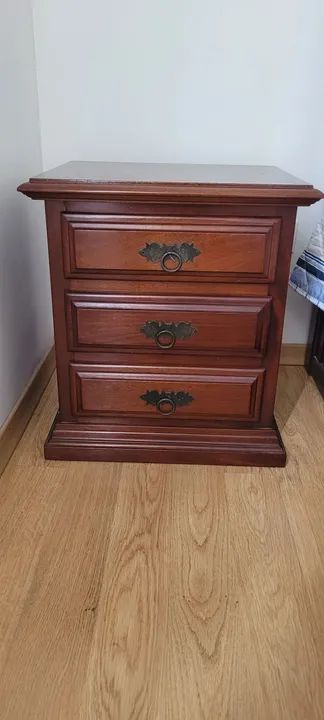 Antiga mesa de cabeceira de madeira maciça