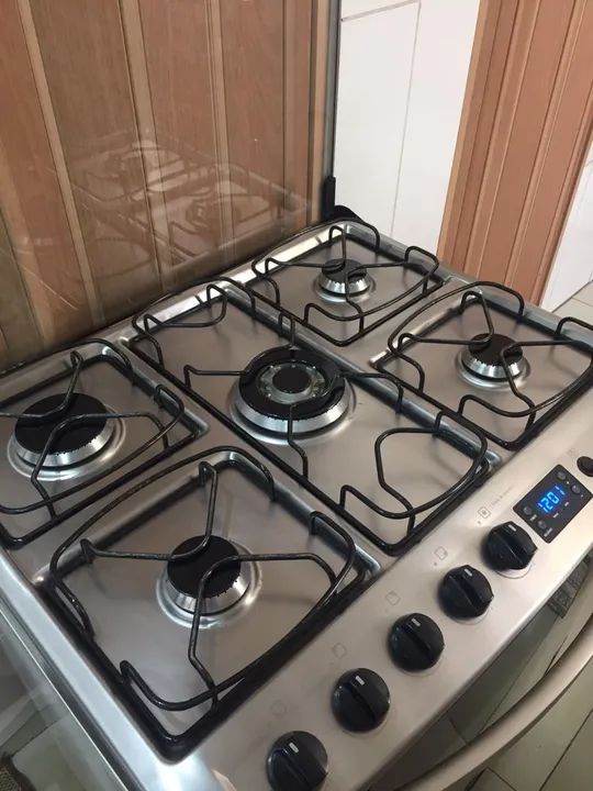 Fogão ELECTROLUX 5 BOCAS TIMER DIGITAL! AUTOMÁTICO E LUZ NO FORNO! Bem conservado - Foto 3