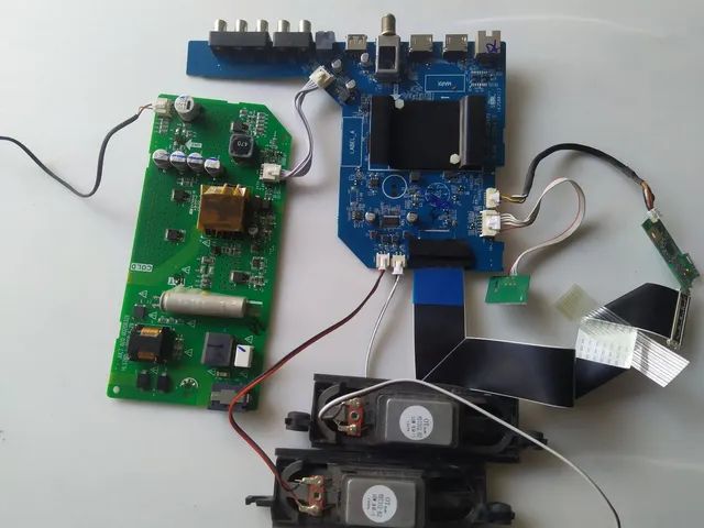 Duas placas da TV Philco PTV32G52S funcionando  - Foto 2