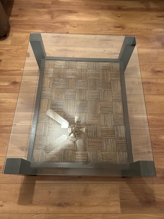 Mesa de centro em madeira, trama em vime e tampo  em vidro 