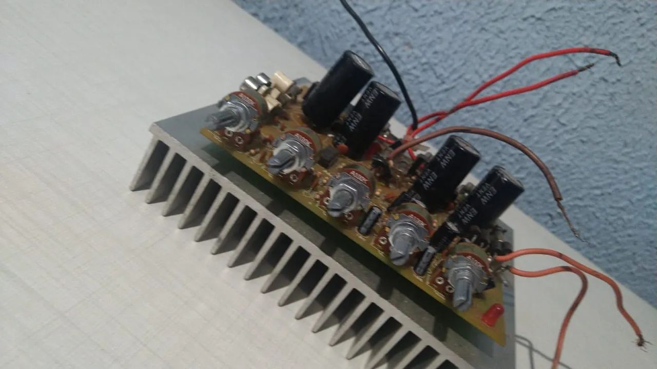 Placa de amplificador com pré e fonte 